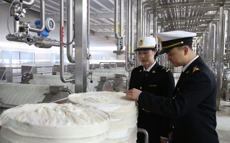滨州海关：通关护航 傲“胶”出海